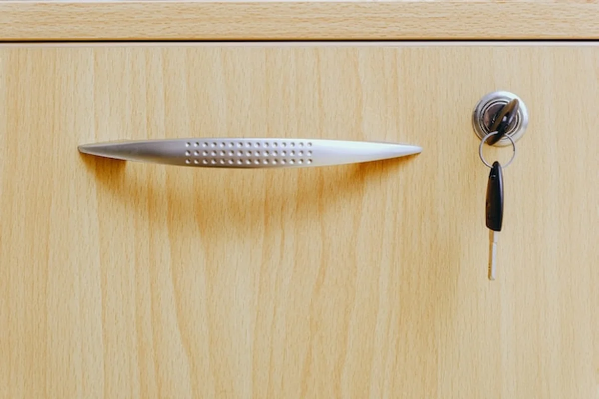 Klucz w zamku szafy biurowej – ochrona danych osobowych