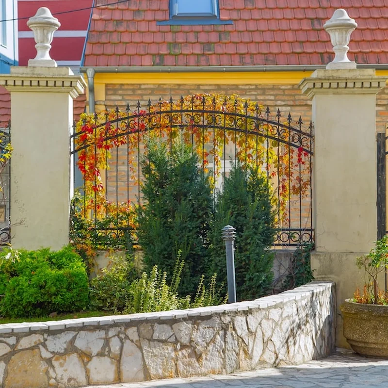 Jak zagospodarować skarpę w ogrodzie? Inspiracje i aranżacje