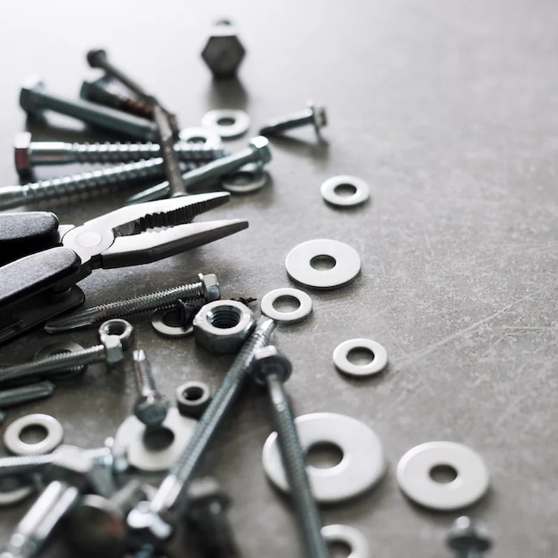 Jak zamontować napy bez praski? Proste i skuteczne metody