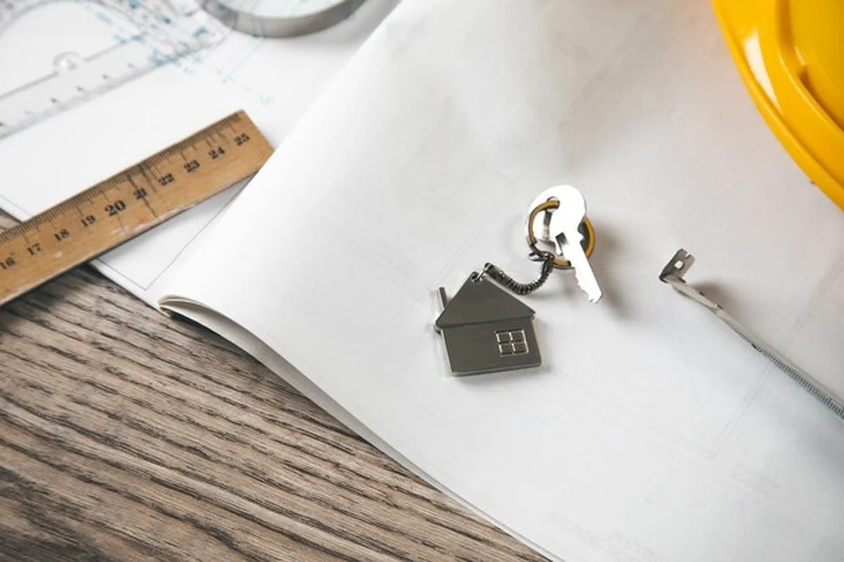 Klucz do domu na papierze architektonicznym