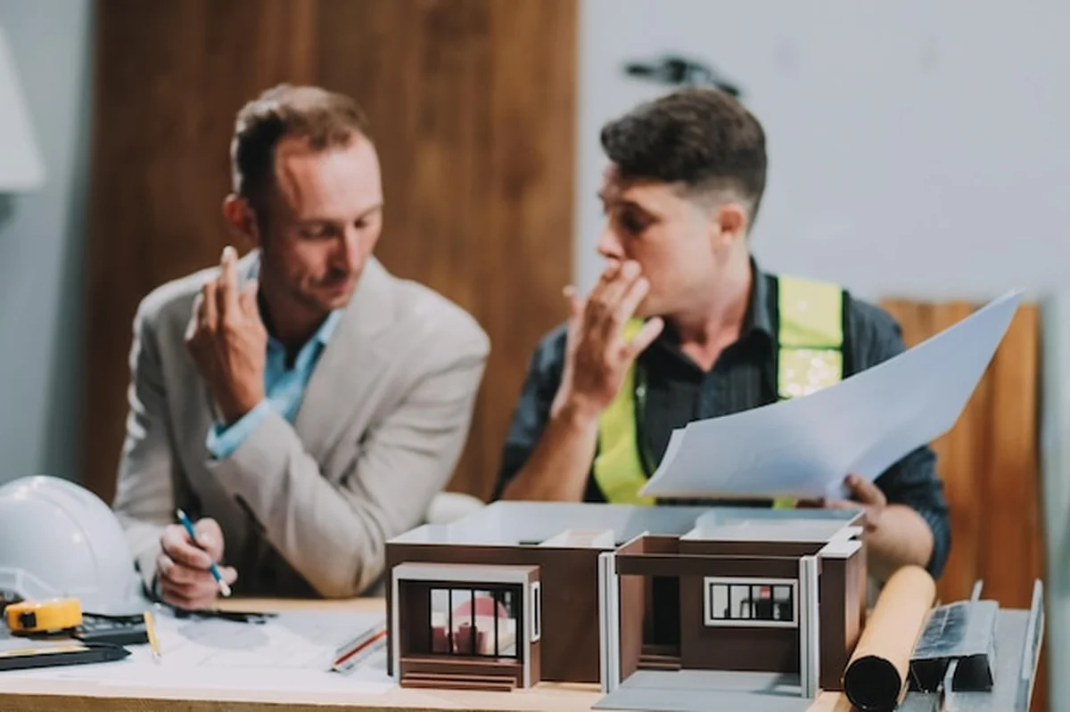 Zespół inżynierów ocenia plan budowy na miejscu budowy