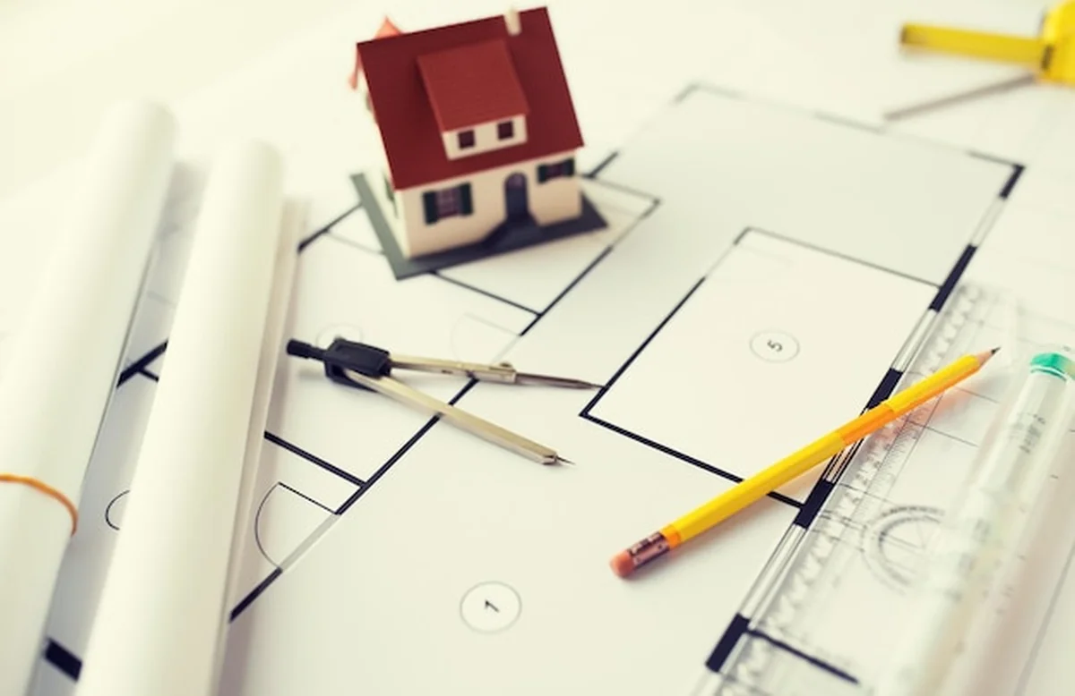 Zbliżenie planu z modelem domu mieszkalnego i narzędziami