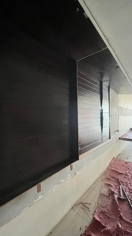 Drewniana ścianka panelowa na placu budowy