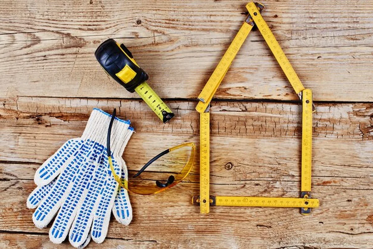 Zestaw narzędzi budowlanych na drewnianym tle