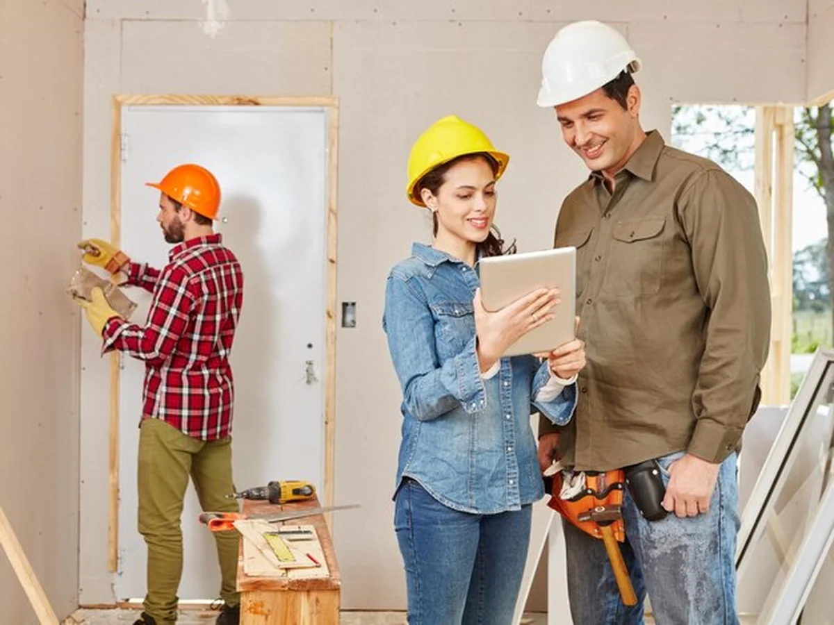 Zespół budowlany sprawdza plany i pracuje nad remontem wnętrza