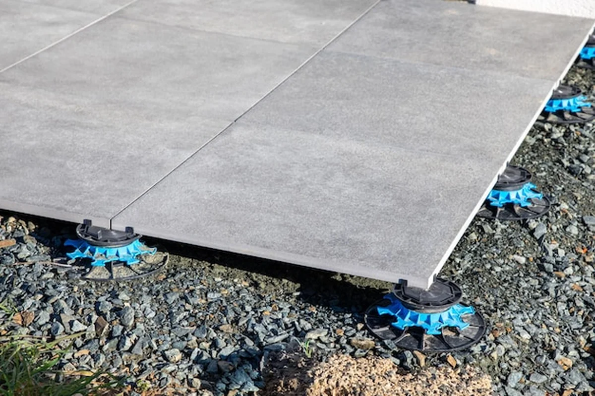 Płytka podłogowa z regulowanymi podkładkami korektora nachylenia