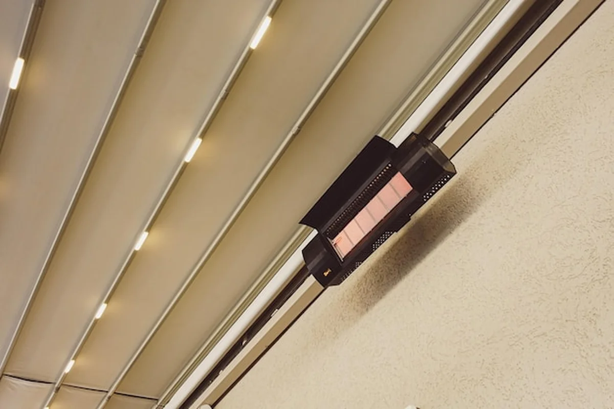 Nowoczesny elektryczny grzejnik podczerwony na komórkach