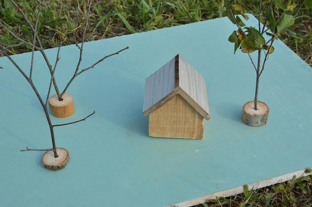 Model drewnianego domu na działce