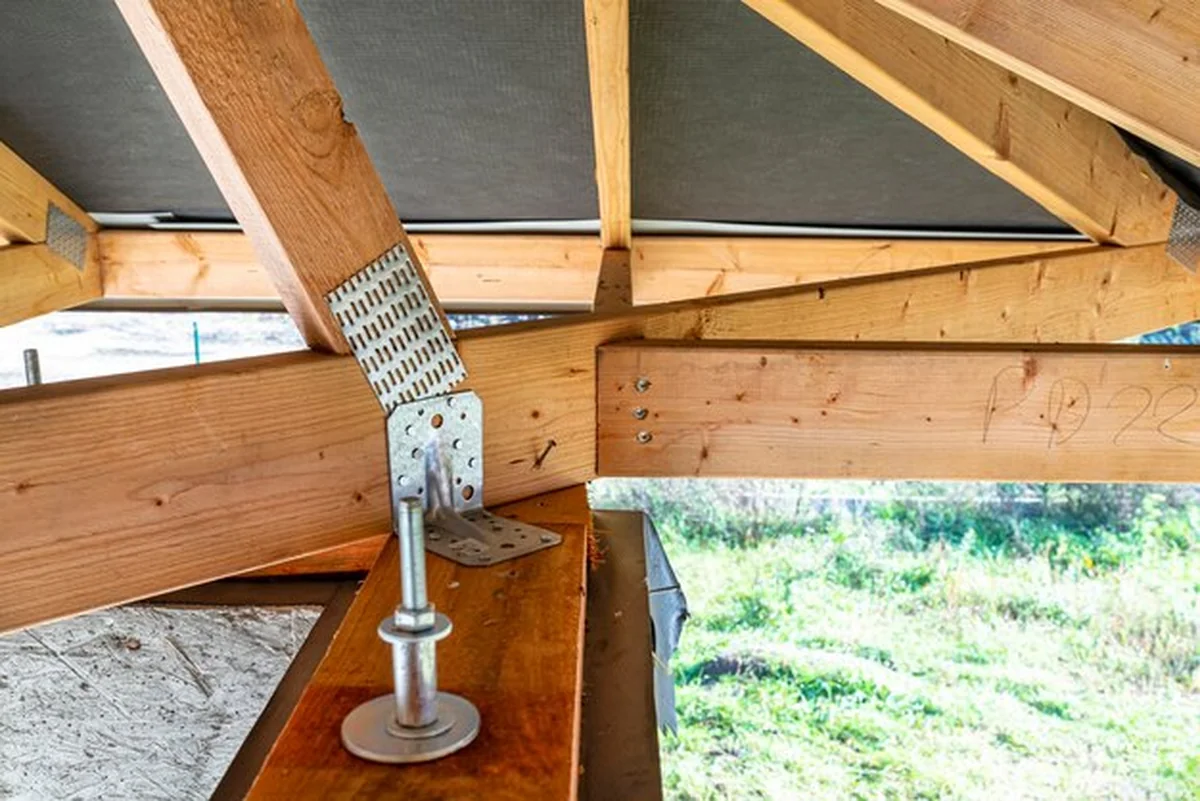 Trussy dachowe pokryte membraną na budynku w budowie