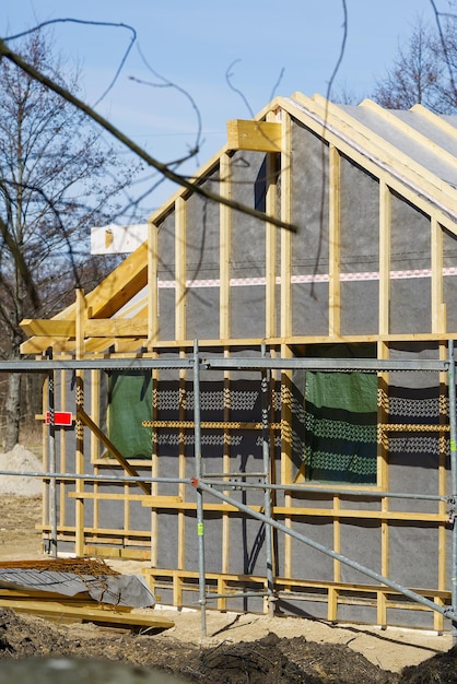 Budowa domu systemem gospodarczym – jak to zrobić?